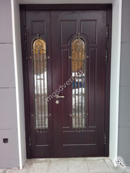 Входная дверь в частный дом коричневая с коваными элементами - купить от производителя Мосдвери Входная дверь в частный дом коричневая с коваными элементами